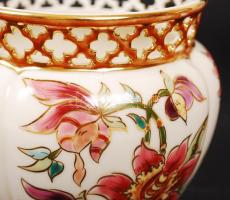 Zsolnay porcelán áttört kaspó, kézzel festett virágmintás kaspó, hibátlan, jelzett, m: 10 cm, d: 9 c...