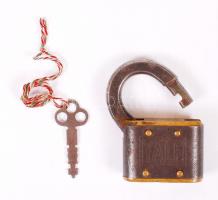 Antik Yale zárbetét kulccsal, működik, 6,5×4 cm