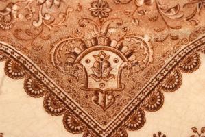 Fischer J. Budapest jelzésű tál, apró lepattanással, d: 31 cm