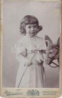 cca 1880 Lovacskás gyermek keményhátú fotó Mai Manó műterméből 7x9 cm