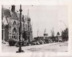 1945 A szétrombolt Mátyás-templom, angol szöveggel, pecséttel jelzett, 23x18 cm