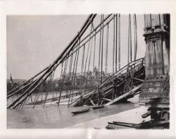 1945 A szétrombolt Erzsébet híd, angol szöveggel, pecséttel jelzett, 23x18 cm