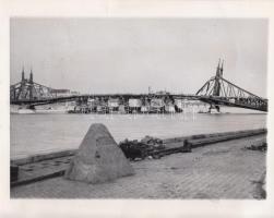 1945 A szétrombolt Szabadság híd, angol szöveggel, pecséttel jelzett, 23x18 cm
