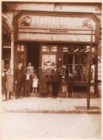 1925 Bp. Nagymaros utca 14., Siklós Leó és családja a Bőrkereskedés előtt, kartonra kasírozva, fotó 17x23, karton 25x33 cm