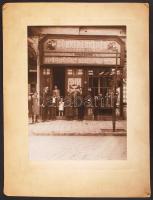 1925 Bp. Nagymaros utca 14., Siklós Leó és családja a Bőrkereskedés előtt, kartonra kasírozva, fotó ...