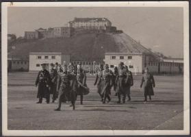 cca 1938-1944 Horthy Miklós a visszafoglalt Felcidéken tisztek társaságában, katonai fotó, pecséttel jelzett, 18x13 cm