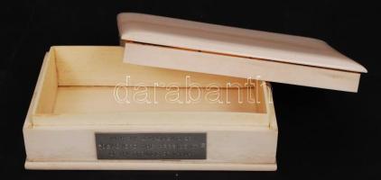 cca 1960 csont dobozka Osagyefo ghánai elnök ajándéka jelzésű táblával (kis repedéssel) / Old ivory ...