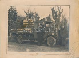 1936 Tapasztó Sándor fényképész: Csapó Sándor autófuvarozó, Orosháza, pecséttel jelzett, keményhátú fotó, felülete sérült, 23x17 cm