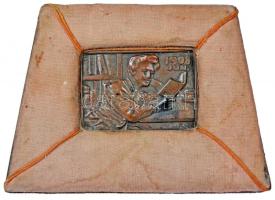 Kisfaludi Strobl Zsigmond (1884-1975) 1908. "Olvasó nő" Br plakett bekeretezve (47x67mm) T:2