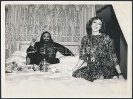 1977 Demis Roussos-t ábrázoló sajtófotó, hátoldalán feliratozva, pecséttel, 20x15 cm