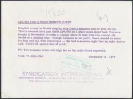 1977 Demis Roussos-t ábrázoló sajtófotó, hátoldalán feliratozva, pecséttel, 20x15 cm