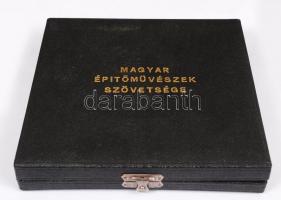 1963 Madarassy Walter (1909-1994): Magyar Építőművészek Szövetsége. Bronz plakett, d: 10 cm