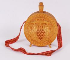 Díszes faragott fa kulacs vésett mintákkal, m: 23 cm