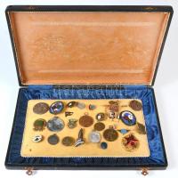 Több mint 20db-ból álló kitűző, jelvény és kitüntetésből álló tétel dobozban, zománcozott darabokkal...