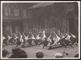 cca 1920 Kerny István (1879-1963): Leány osztály tornabemutatója az iskola udvarán, pecséttel jelzett vintage fotó, 8,5x11 cm