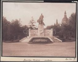 1915 Kerny István (1879-1963): Budapest, Bartha Miklós szobra (a fotós két kislányával), jelzetlen, feliratozott vintage fotó a szerző hagyatékából, 8x10 cm