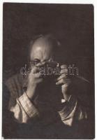 cca 1950 Kerny István (1879-1963): Önarckép tükörből, jelzetlen vintage fotó a szerző hagyatékából, 8x5 cm