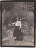 cca 1920-1930 Kerny István (1879-1963): Julika hazatér a szénagyűjtésből (Szurdokpüspöki), feliratozott vintage fotó a szerző hagyatékából, 23x17,5 cm