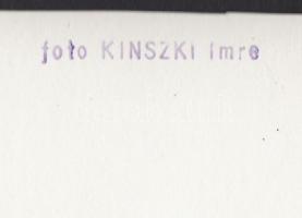 cca 1930-1935 Kinszki Imre (1901-1945): Beszélgetők a bérházi körfolyosón, pecséttel jelzett vintage...