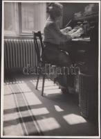 1932 Kinszki Imre (1901-1945): Irodában, pecséttel jelzett vintage fotó, 17x12 cm
