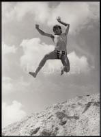 cca 1980  Lobmayer Imre: Ugrás, vintage fotóművészeti alkotás feliratozva, 24x18 cm