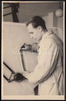 cca 1960 Rajzasztalnál, jelzetlen portré, 13x8 cm