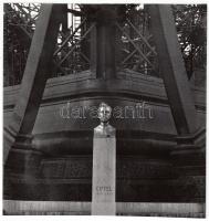 cca 1980 Horóczi Zoltán: Eiffel emlékére, vintage fotóművészeti alkotás feliratozva, 19x18 cm