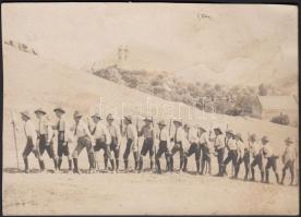 cca 1930 Cserkészek a Tihanyi-félszigeten, 8x11 cm