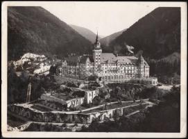 cca 1930 Margit fényképészet: Lillafüredi kastélyszálló és a tóuszoda, 2 db fotó, 18x24 cm