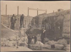 cca 1930 Épületbontó munkások, jelzetlen vintage szociofotó, 12x17 cm