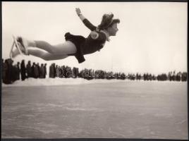 cca 1960-1970 Repülni tanulok korcsolyával, 16x22 cm