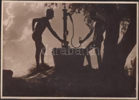 cca 1930 Egy kanna friss ivóvíz, jelzetlen kép kartonra ragasztva, 17x23 cm