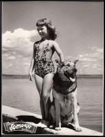 cca 1950-1960 Somogyi fotó (Balatonlelle): Balaton parti emlék a kutyussal, 22x17 cm