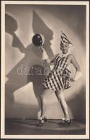 cca 1930-1940 Csak a kezemet figyeljék, varázslat a műteremben, jelzetlen, 14x9 cm