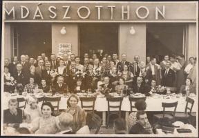 cca 1930-1940 Budapest, Gutenberg majális a Nyomdászotthonban, 2 db fotó, 16x23 cm