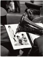 cca 1970 Móra Gábor: Térzene, pecséttel jelzett vintage fotóművészeti alkotás, 24x18 cm