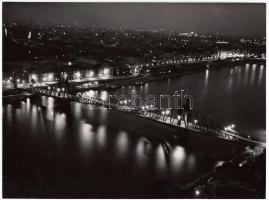 1958 Dezső Pál: Budapest éjszakai fényei, feliratozott vintage fotóművészeti alkotás, 17x23 cm
