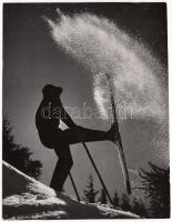 cca 1930-1940 Síelő ellenfényben, jelzetlen, felületén karcolásnyomok, 18x13,5 cm