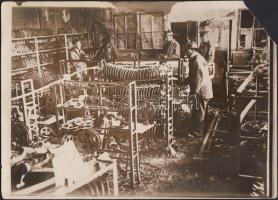 1929 Keystone: Az egyik hollywoodi filmgyár laboratóriuma kigyulladt és minden filmtekercs elégett, sajtófotó magyarul feliratozva, sarka hiányzik, publikálva a Képes Pesti Hírlapban, 13x18 cm