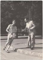 cca 1955 Róka Antal távgyalogló atléta, háromszoros világcsúcs tartó, feliratozott, sarka megerősítve törésvonalak miatt, 18x13 cm