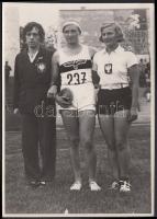 cca 1935-1940 Diszkoszvető sportolók Budapesten, a középsőn horogkeresztes mez, 18x13 cm