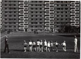 cca 1980 Gebhardt György (1910-1993): Tornaóra, szocreál életkép, jelzetlen, feliratozott, vintage fotóművészeti alkotás a szerző hagyatékából, 18x24 cm