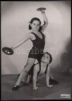 cca 1930-1940 Leichtner Ezsébet vintage fotója a Szentpál-iskola gyermekcsoportjának bájos növendékeiről, matricával jelzett, 23x17 cm