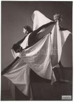 cca 1930-1940 Leichtner Ezsébet vintage fotója a Szentpál Olga felnőtt tánccsoportjáról, matricával jelzett, 23x17 cm