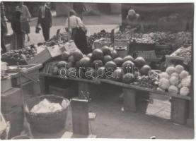 cca 1940 Gaál Margit (1913-1999): Piaci életkép, feliratozott, vintage fotó, 12x17 cm