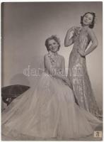 cca 1938 Angelo (1894-1974): Lantos Ica és Libertiny Éva színésznők, pecséttel jelzett vintage fotó, sarkán törésvonal, 22x17 cm