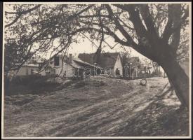 1938 Belházy Dezső: Falusi életkép, aláírt vintage fotóművészeti alkotás, 17x23 cm