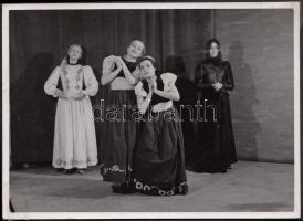1938 Merényi Lea és Szentpál Olga tánccsoportjának tagjai a színpadon, feliratozott vintage fotó, Szentpál Olga archívumából, 13x18 cm