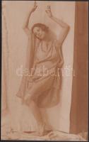 cca 1920 Szentpál Olga mozdulat és mozgásművész, feliratozott vintage fotó, 11x7 cm