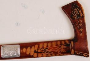 Díszített fa fokos bot, Morskie Oko fém jelvénnyel, gumi talppal, tetején sérült, h:89 cm